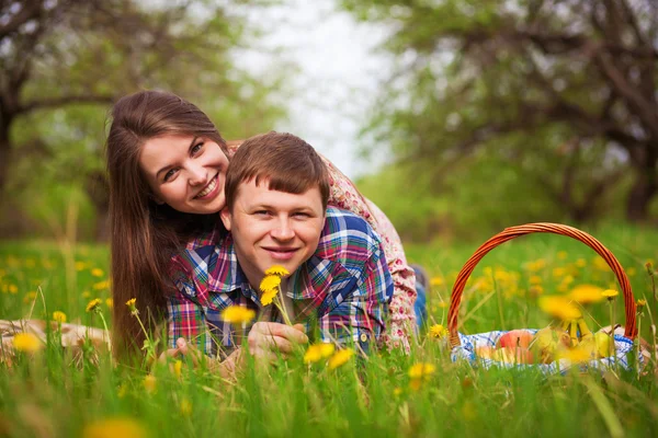 春の牧草地で幸せな愛情のあるカップル — ストック写真