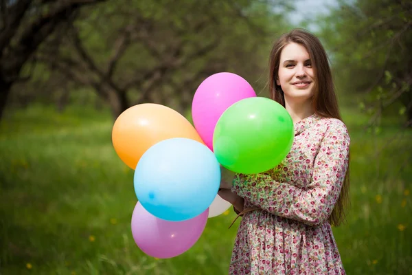 Roztomilá dívka na zelené jarní louka — Stock fotografie