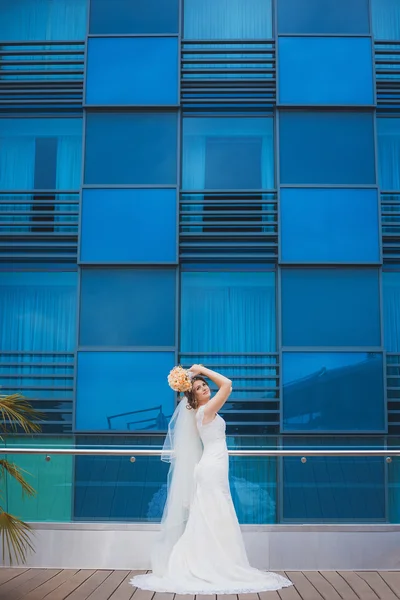 Mariée heureuse avec près du bâtiment moderne . — Photo