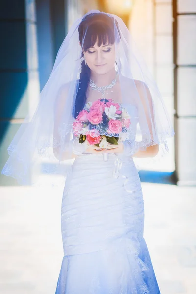 Sposa su uno sfondo blu edificio moderno — Foto Stock