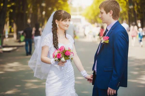 Heureux jeunes mariés dans le parc vert — Photo