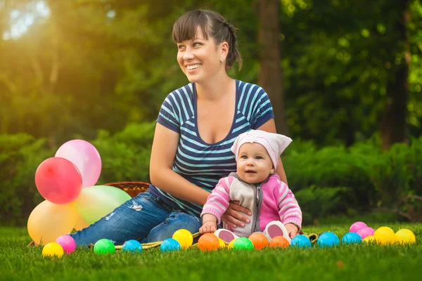 Familia feliz están jugando en la hierba verde — Foto de Stock