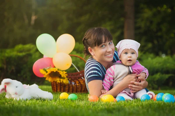 Happy mom and baby are playing in the park — Stock Photo, Image