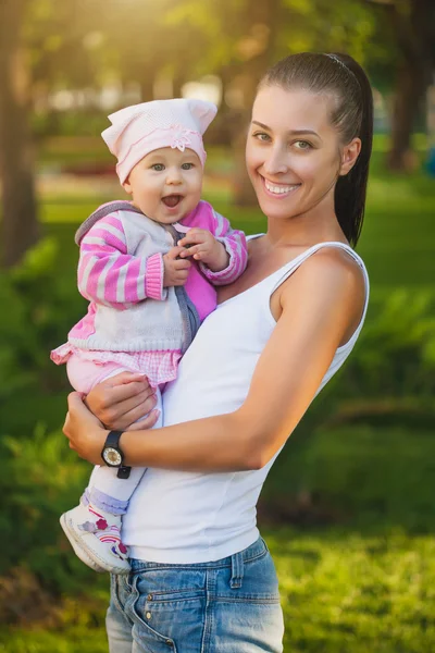 Mutlu anne ve bebek yaz Park — Stok fotoğraf