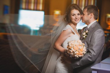 modern otel salonunda yeni evliler