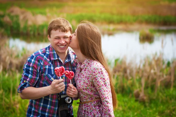Feliz casal amoroso estão se beijando perto do lago — Fotografia de Stock
