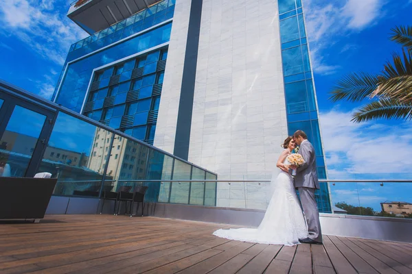 Bride and groom near the building — Stock Photo, Image