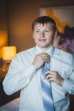 Damat Düğün için hazırlanıyor. aidat