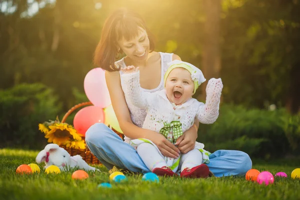 Glückliche Familie spielt im Sommerpark — Stockfoto