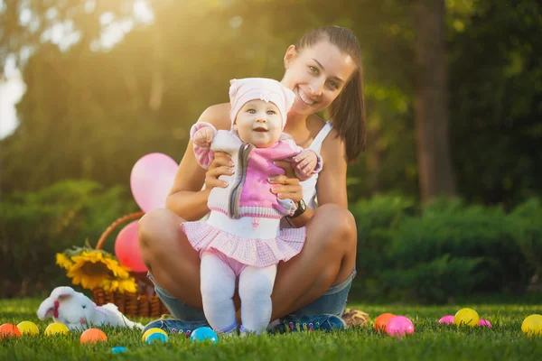 Familie spielt im Sommerpark — Stockfoto