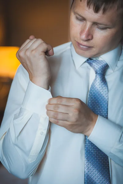 Groom is preparing for the wedding. dues — Stock Photo, Image