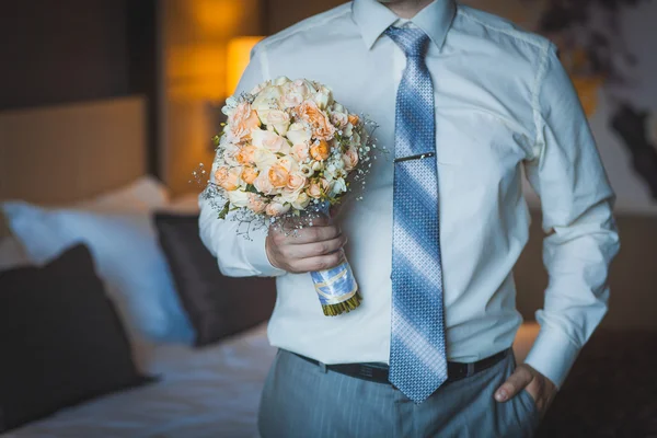 O noivo está a preparar-se para o casamento. direitos de importação — Fotografia de Stock