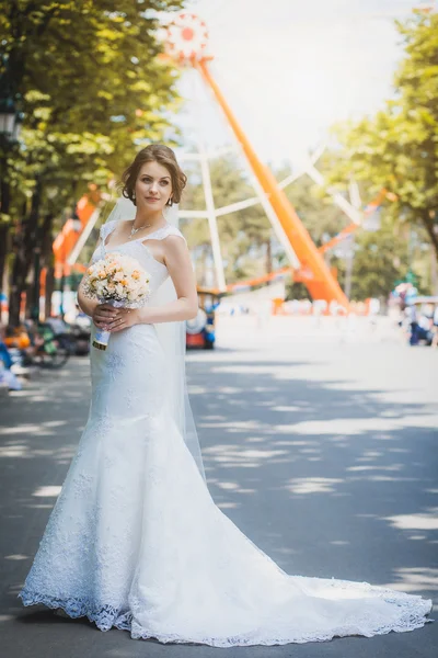 Felice bella sposa nel parco — Foto Stock