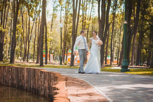 Novia y novio están sentados en el parque — Foto de Stock