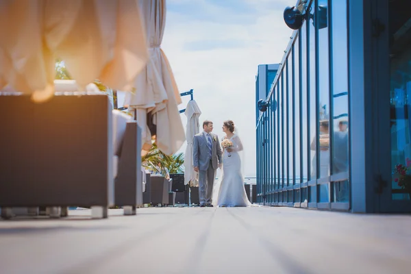 Novia y novio cerca del edificio — Foto de Stock