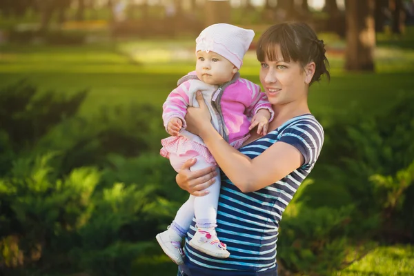 Mom and baby in the park — Stock Photo, Image