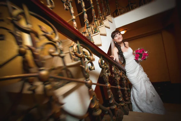 Novia en el interior clásico — Foto de Stock