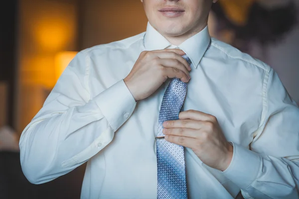Groom is preparing for the wedding. dues — Stock Photo, Image