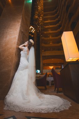 modern otel salonunda mutlu gelin