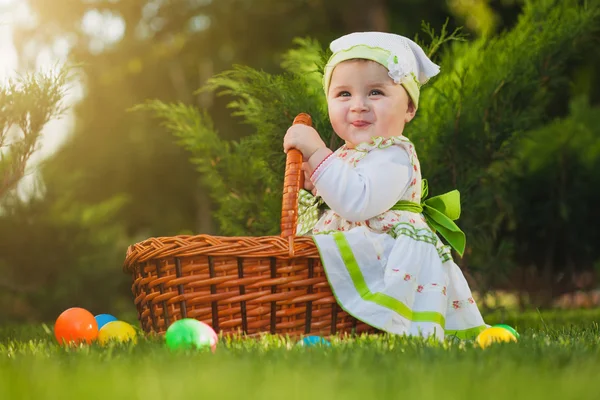 Bebê bonito com cesta no parque verde — Fotografia de Stock