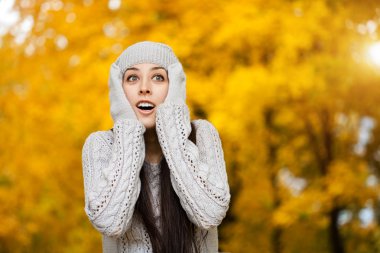 Kız sonbahar ağaç arka plan üzerinde