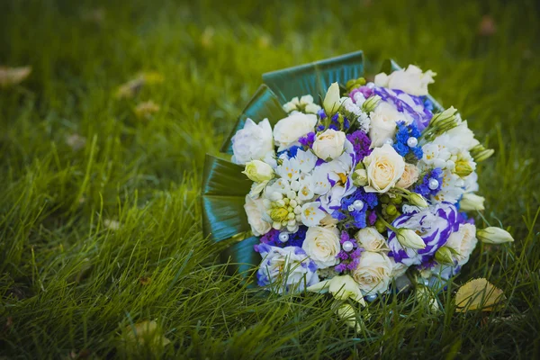 Wedding bouquet on the green grass — Stock Photo, Image
