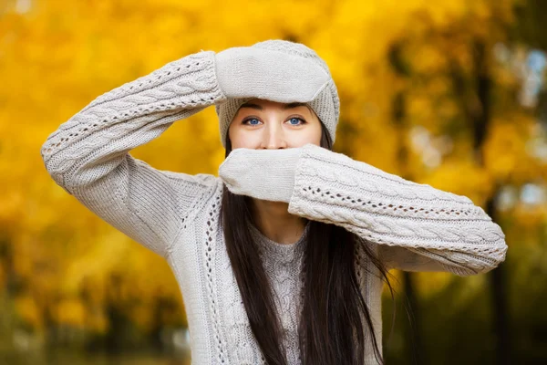 Girl on a background of autumn trees — Stock Photo, Image