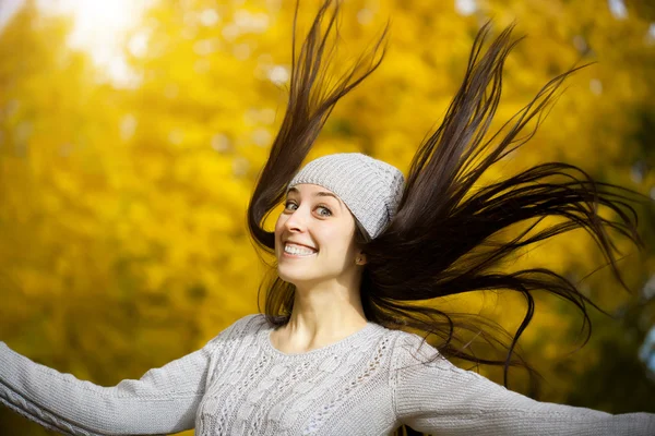 एक पिवळा शरद ऋतू पार्क मध्ये आनंदी स्त्री — स्टॉक फोटो, इमेज