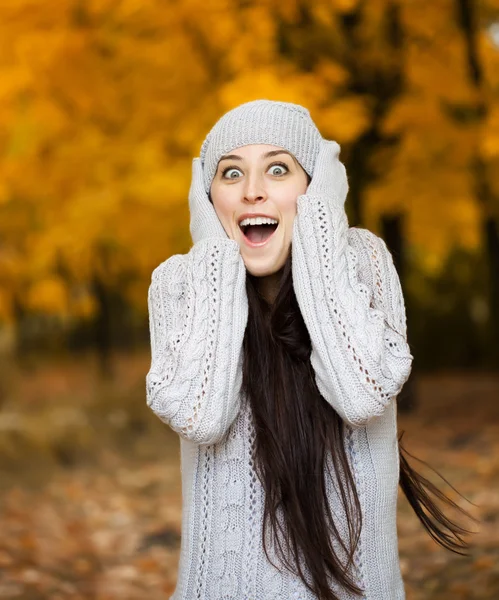 Счастливая женщина в желтом осеннем парке — стоковое фото