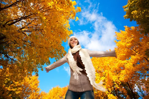 Šťastná žena na podzimní obloze na pozadí — Stock fotografie