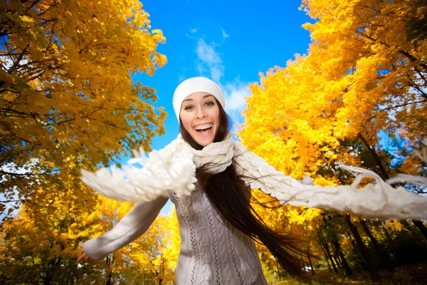Cheerfu girl on a autumn sky background — Stock Photo, Image