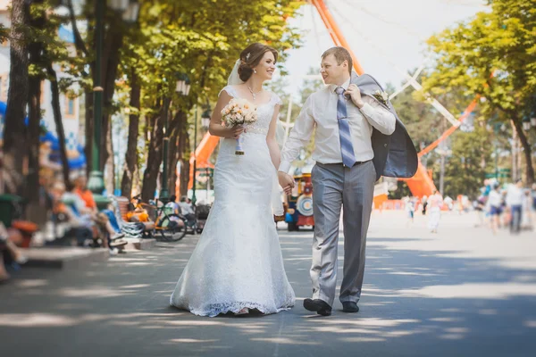 Sposa e sposo sono seduti nel parco — Foto Stock