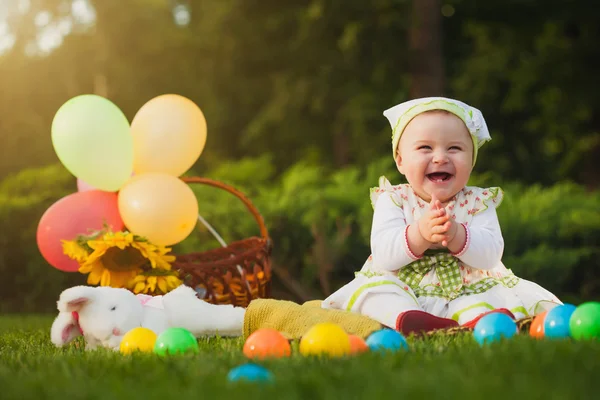 Bebê feliz está jogando na grama verde — Fotografia de Stock