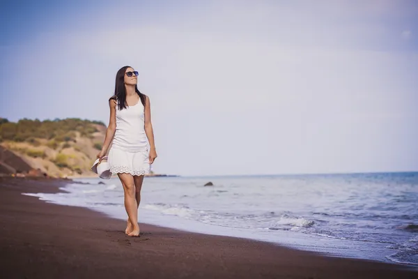 Ragazza carina sta camminando lungo la spiaggia — Foto Stock