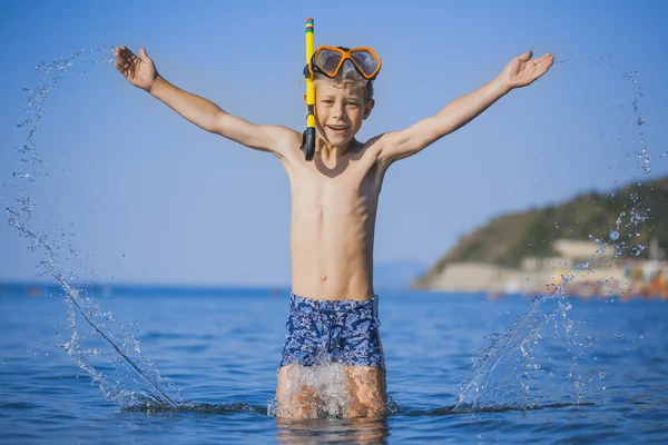 Felice ragazzo autista sulla spiaggia — Foto Stock