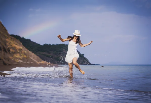 Carino ragazza è runing lungo il spiaggia — Foto Stock