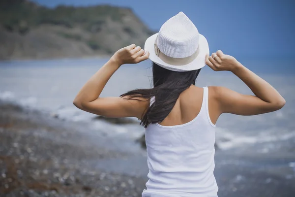 Donna felice sta ammirando l'oceano sulla spiaggia — Foto Stock