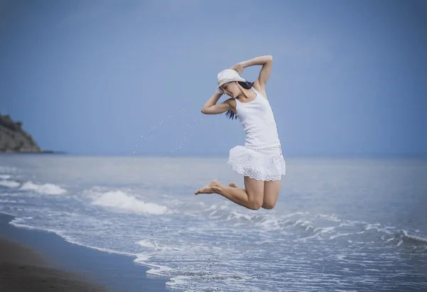 Carino ragazza è runing lungo il spiaggia — Foto Stock