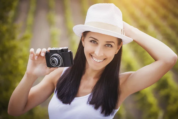 Fotógrafo menina feliz com câmera retro — Fotografia de Stock