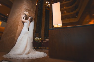 modern otel salonunda gelin