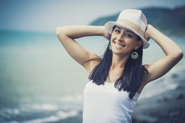 Portret of cute woman at the beach — Stock Photo, Image