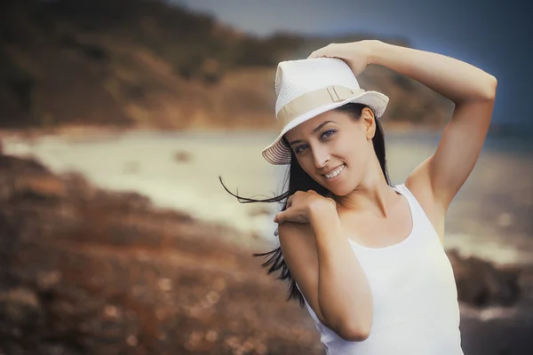 Mulher feliz em chapéu wnite na praia — Fotografia de Stock