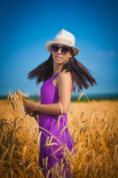 Portret of pretty woman on the yellow field — Stock Photo, Image