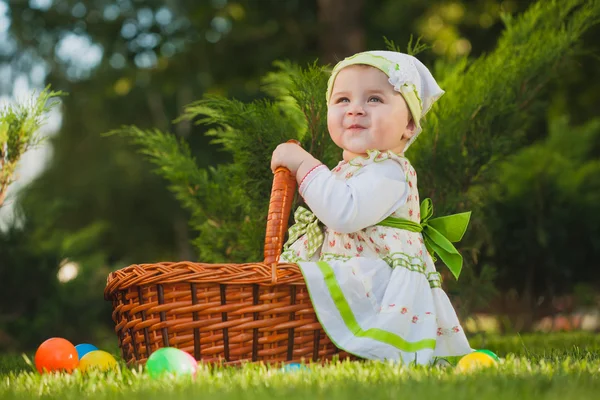 Милый ребенок в корзине зеленый парк — стоковое фото