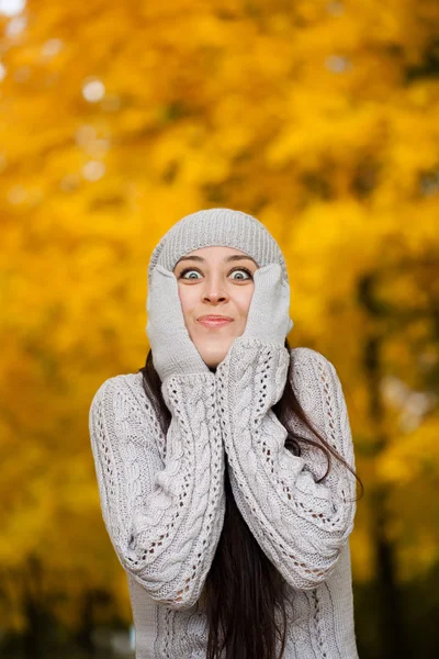 Счастливая женщина в желтом осеннем парке — стоковое фото