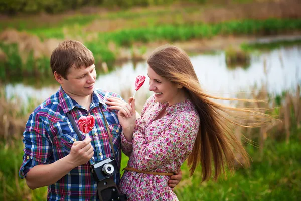 幸せな愛情のあるカップルは湖の近くにキスします。 — ストック写真