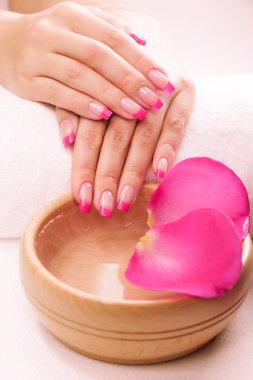 pembe manikür mis kokulu gül yaprakları ve havlu ile. Spa