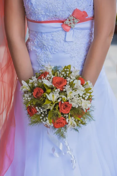 Beautiful bouquet in the the bride's hands — Stock Photo, Image