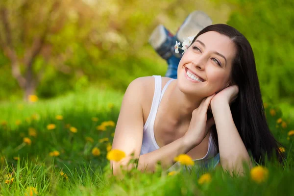 Giovane donna in un parco verde. estate — Foto Stock