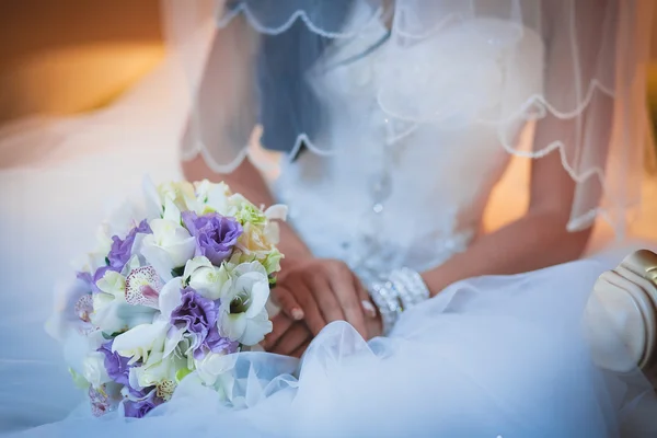 Vacker bukett i den brudens händer — Stockfoto